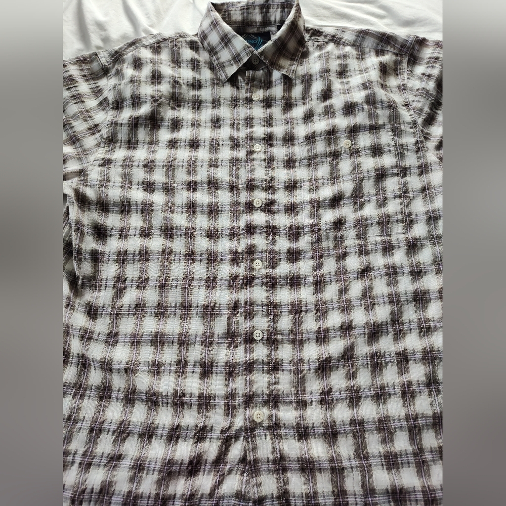 BRUNO New York Men's Button Up Shirt. Size Large. Short Sleeves.
